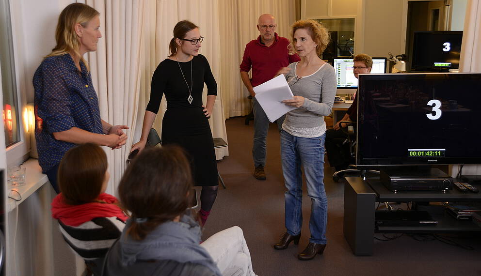 Katharina Koschny zeigt Absolventinnen eines Synchronkurses wichtige Details zur Rollengestaltung